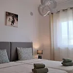 Vibes Spacious 2 Bedroom Flat With Terraces And Pool Lagos